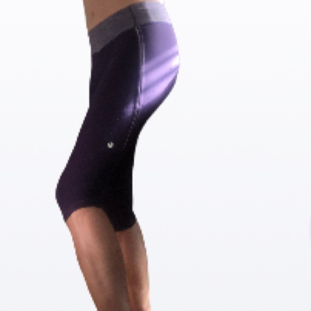Lululemon Athletics Size 6 Running Crops purple with reflective strips
